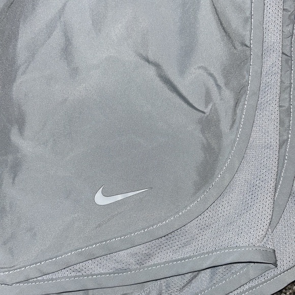 Nike women’s running shorts wolf grey- XS - Picture 4 of 5